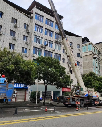 云陽租吊車選擇鵬幅吊裝公司有哪些優(yōu)勢和保障？-- 重慶鵬幅機(jī)械設(shè)備租賃有限公司