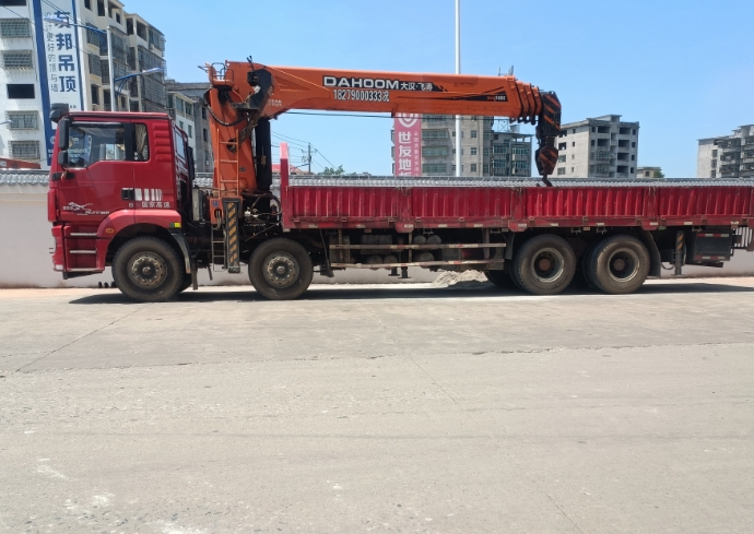 吊車操作人員必須小心駕駛，遵守交通規(guī)則和指示。-- 上高縣海義明機(jī)械租賃有限公司