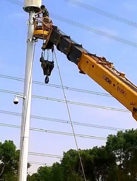 吊車(chē)在電力設(shè)施建設(shè)中有著怎樣的表現(xiàn)？-- 貴港偉成吊車(chē)出租公司