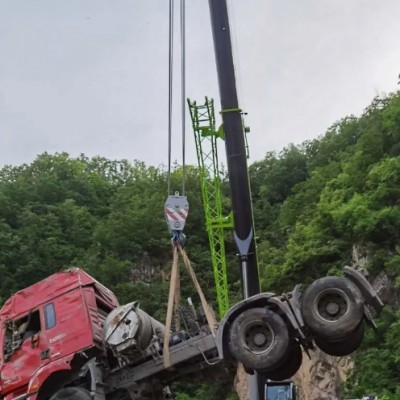 在大型商場(chǎng)建設(shè)中，吊車吊裝怎樣避免