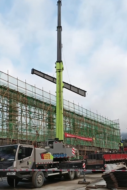 吊車可以輕松吊起不規(guī)則形狀的重物嗎？-- 旬陽市宏安工程機(jī)械租賃有限公司