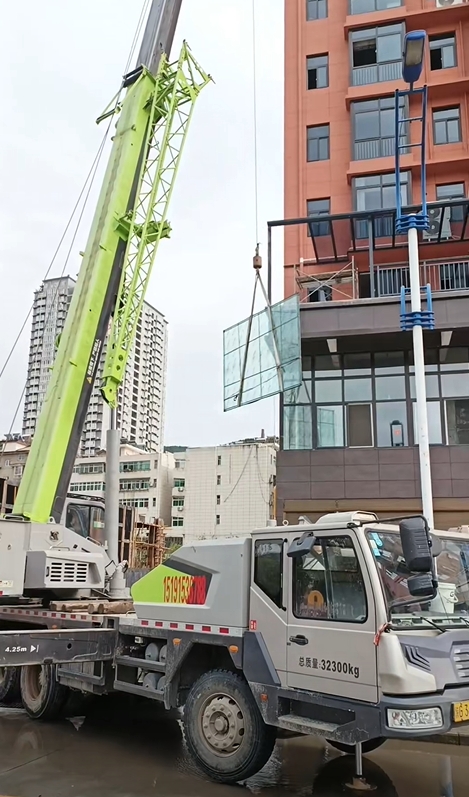 吊車可以在有限的空間內(nèi)完成高難度吊運嗎？-- 旬陽市宏安工程機(jī)械租賃有限公司