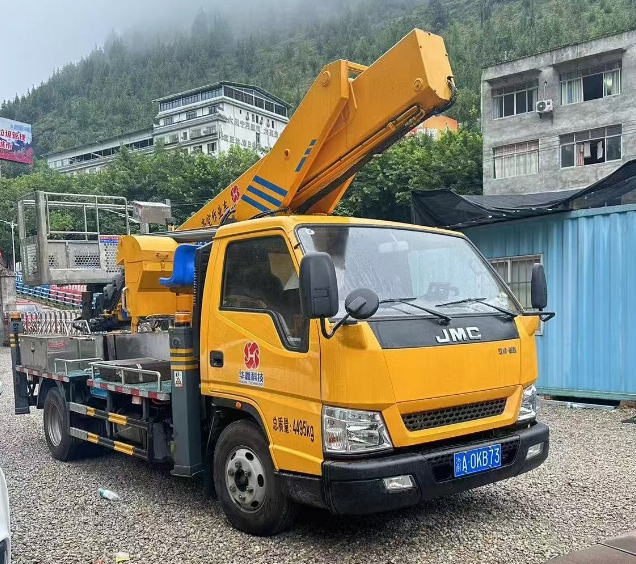 高空作業(yè)車在建筑維護(hù)中起著怎樣的作用？-- 巫山縣泓升勞務(wù)有限責(zé)任公司