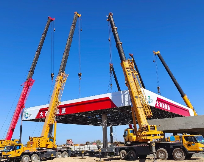 大型加油站的搭建為何同時需要多臺吊車配合吊裝才行？-- 新疆大業(yè)工程設備服務有限公司