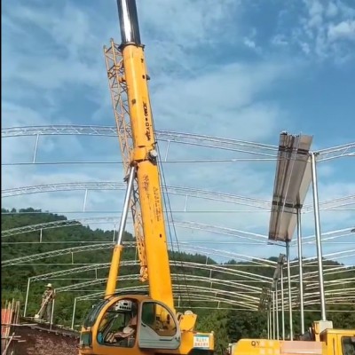 對于超高建筑物的吊運作業(yè)，哪種吊車