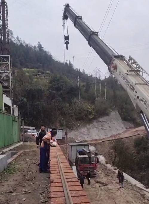 吊車吊運物品放置位置偏差造成返工，損失應由誰承擔？-- 六安市金寨縣揚鴻吊車出租中心