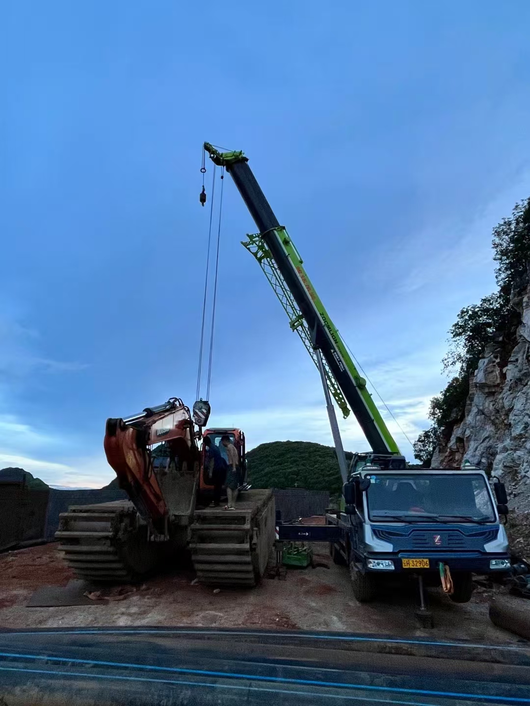 外地客戶在硯山租吊車，有哪些注意事項(xiàng)？-- 硯山縣峻銘機(jī)械設(shè)備租賃服務(wù)部