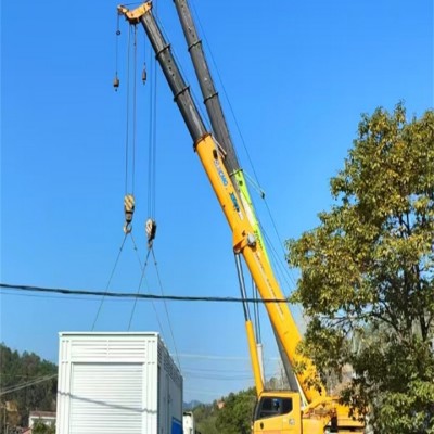 華鎣市高空吊裝任務(wù)，我們的吊車安全